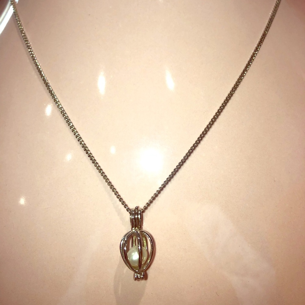 Silver necklace with pearl